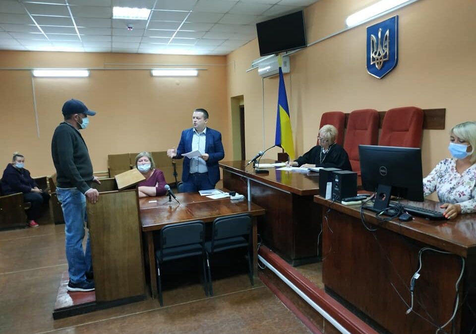 Купянський суд визнав невинуватою жінку — учасницю мітингу проти закриття шкіл в Купянську, яку поліція звинуватила у злісній непокорі співробітникам поліції